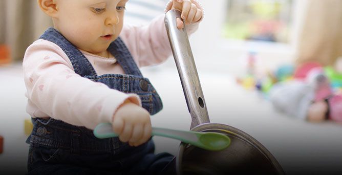 O cesto dos Tesouros: Um Brinquedo Montessori para Bebés